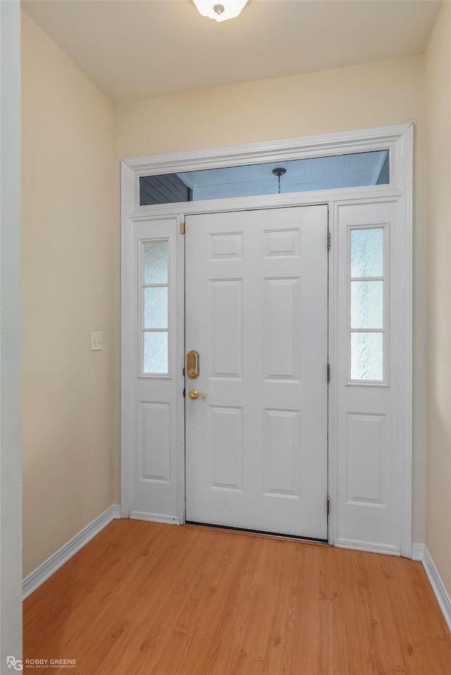 10085 Baldwin Ct, Shreveport, LA 71115 - foyer featuring light wood finished floors and baseboards