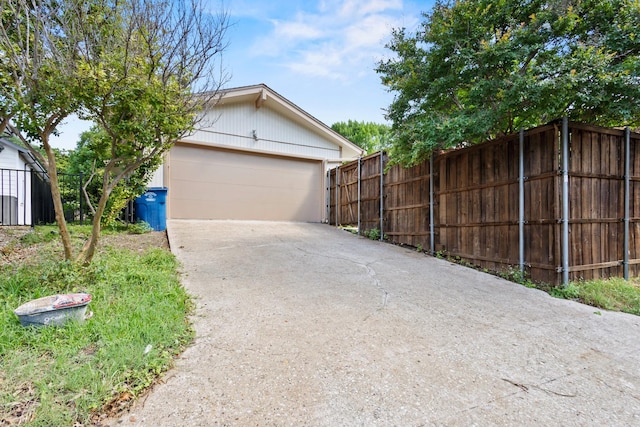 10528 Swallow Ln, Dallas, TX 75218 - garage with driveway
