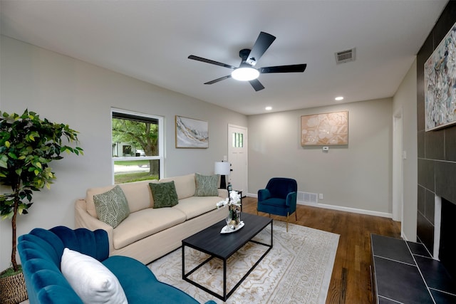 7333 Pensacola Ave, Fort Worth, TX 76116 - living area featuring dark wood-type flooring, a ceiling fan, recessed lighting, and baseboards