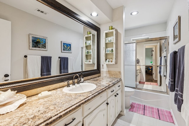 4008 Lynbrook Ln, Arlington, TX 76015 - full bath featuring toilet, vanity, and recessed lighting