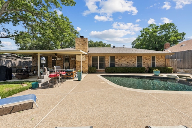 4008 Lynbrook Ln, Arlington, TX 76015 - view of swimming pool with a patio, outdoor dining space, a ceiling fan, and a pool with connected hot tub