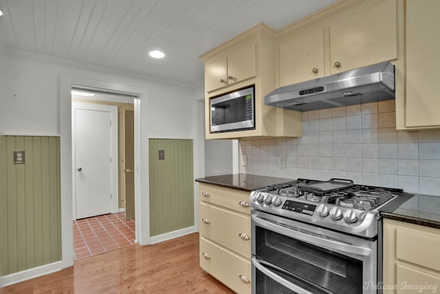 350 Albany Ave, Shreveport, LA 71105 - kitchen featuring under cabinet range hood, stainless steel appliances, cream cabinetry, light wood-style floors, and crown molding