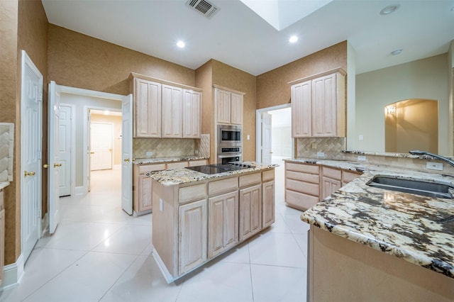 2231 Templeton Dr, Arlington, TX 76006 - kitchen featuring stainless steel appliances, light brown cabinets, backsplash, a sink, and recessed lighting