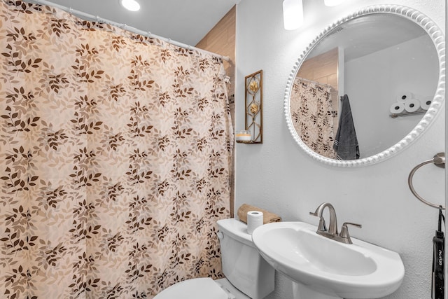 201 E Pearl St, Celeste, TX 75423 - full bathroom with a sink, toilet, a shower with curtain, and a textured wall