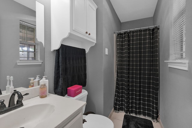 704 Windy Hl, Celeste, TX 75423 - bathroom with toilet, vanity, curtained shower, and baseboards