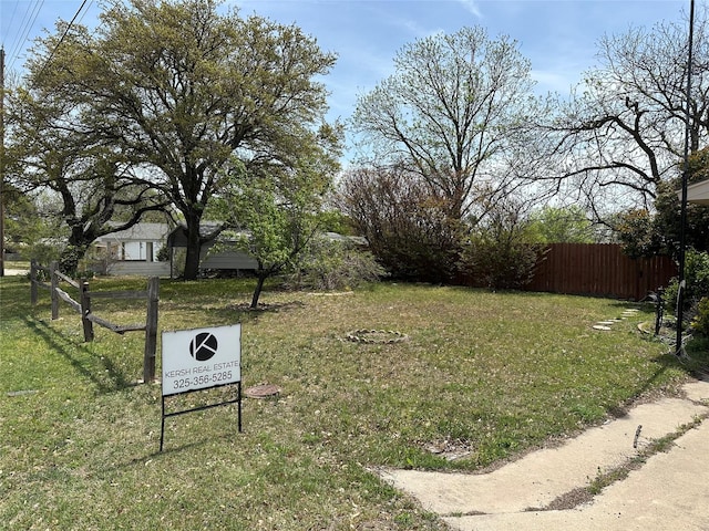 1002 Wrights W, Comanche, TX 76442 - view of yard