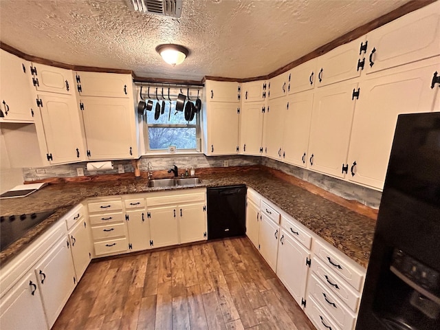 155 Saint Andrews Rd, Amarillo, TX 79118 - kitchen featuring black appliances, a sink, light wood-style flooring, white cabinetry, and a textured ceiling