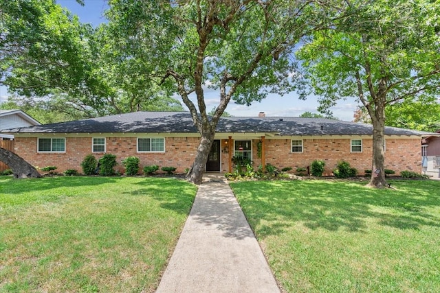 7844 Fairway Rd, Woodway, TX 76712 - ranch-style house featuring a front yard and brick siding