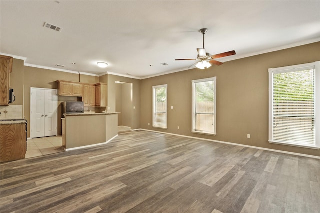 3116 Frazier Ave, Fort Worth, TX 76110 - kitchen with open floor plan, light wood-type flooring, ceiling fan, crown molding, and baseboards