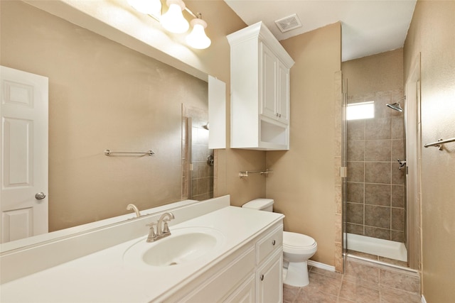 3116 Frazier Ave, Fort Worth, TX 76110 - full bathroom featuring toilet, vanity, a tile shower, and tile patterned floors