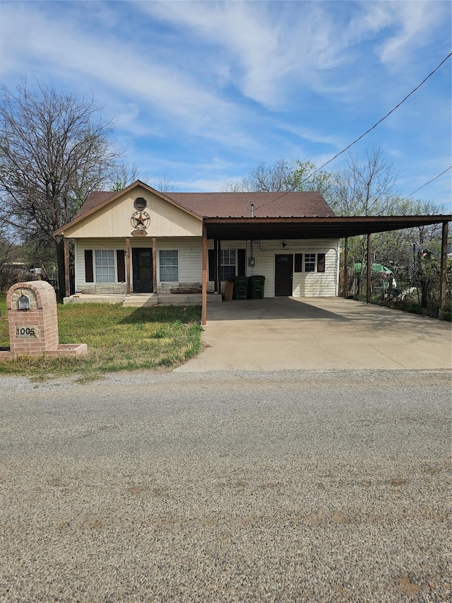 1005 8 1/2 St, Mineral Wells, TX 76067 - view of front facade with an attached carport, driveway, and roof with shingles