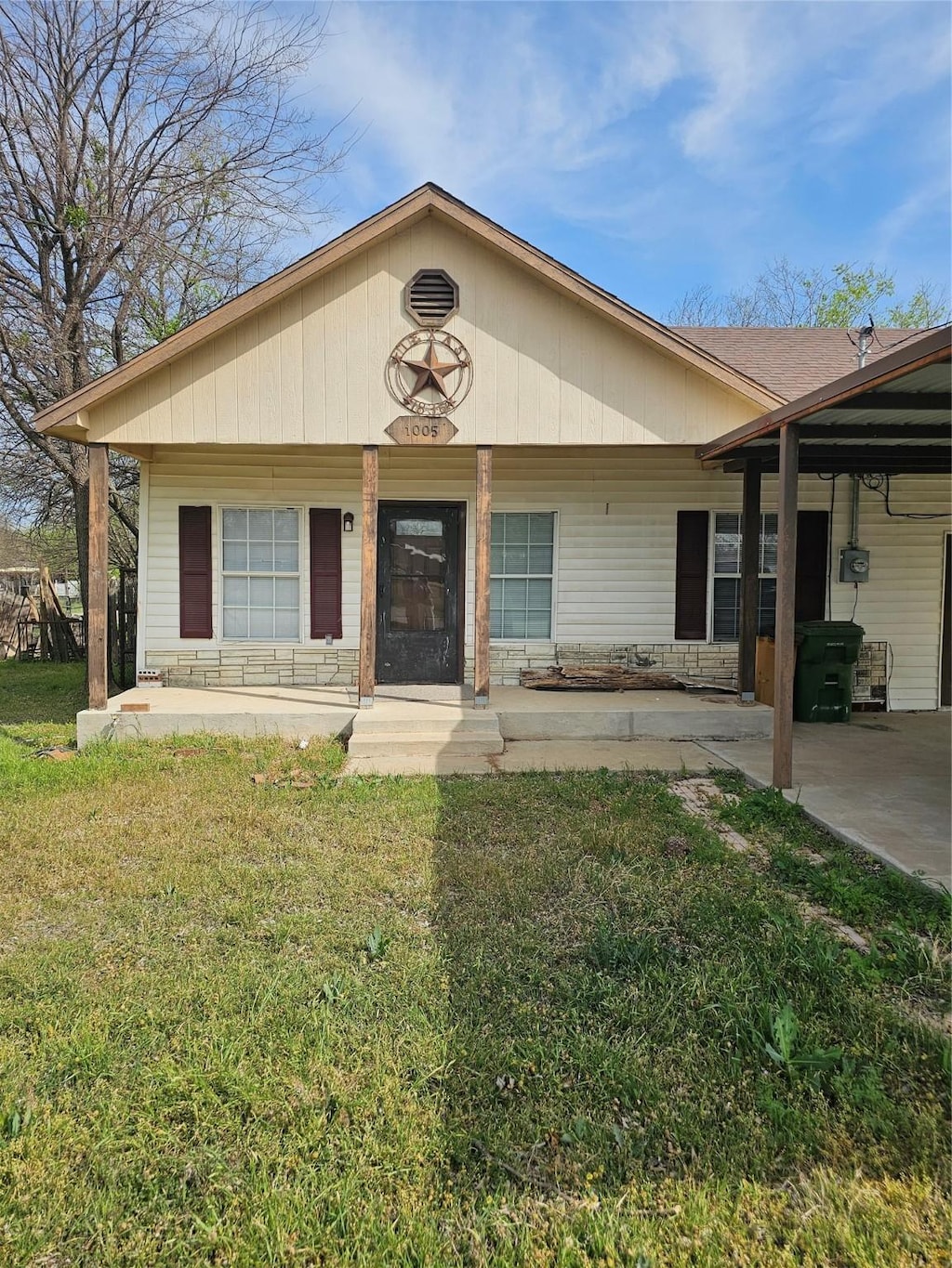 1005 8 1/2 St, Mineral Wells, TX 76067 - ranch-style house with a front yard and covered porch