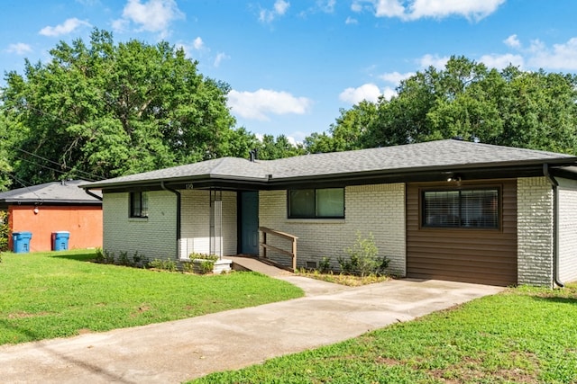 120 Rosedale Dr, Athens, TX 75751 - ranch-style home featuring a front lawn, brick siding, and a shingled roof