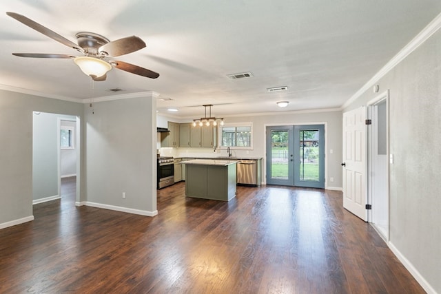 120 Rosedale Dr, Athens, TX 75751 - kitchen featuring appliances with stainless steel finishes, a center island, a sink, open floor plan, and crown molding