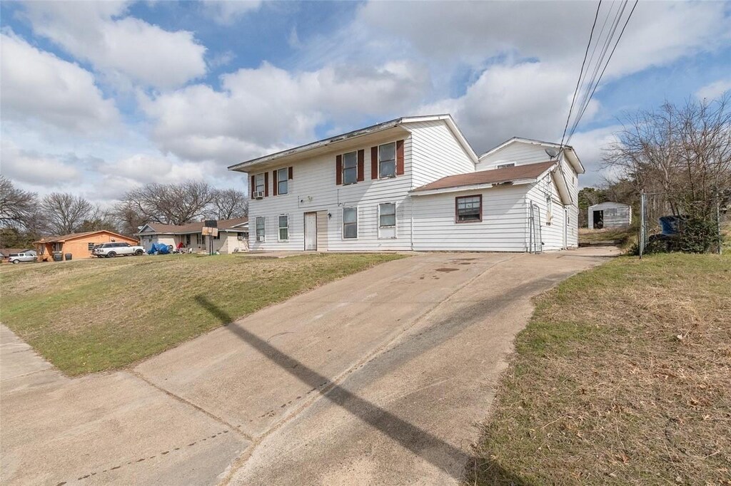 7326 N La Flor Ln, Dallas, TX 75241 - view of front of home featuring driveway and a front lawn