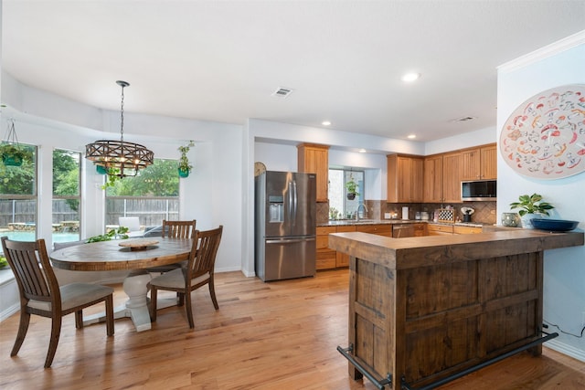 933 Oatlands Pl, Burleson, TX 76028 - kitchen with appliances with stainless steel finishes, a sink, healthy amount of natural light, decorative backsplash, and recessed lighting