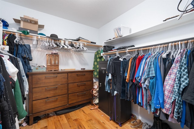 933 Oatlands Pl, Burleson, TX 76028 - walk in closet featuring wood finished floors
