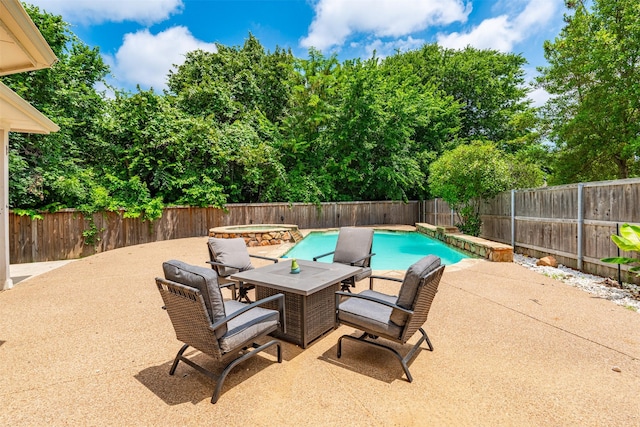 933 Oatlands Pl, Burleson, TX 76028 - fenced backyard featuring an in-ground hot tub and a patio