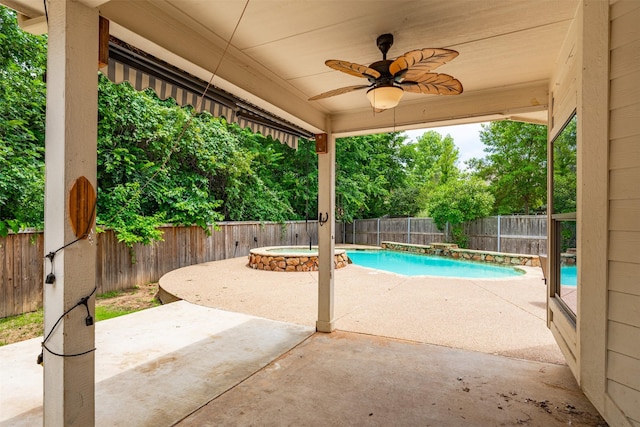 933 Oatlands Pl, Burleson, TX 76028 - fenced backyard featuring a patio, a ceiling fan, and a pool with connected hot tub
