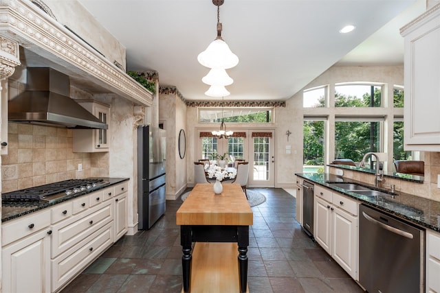 3873 Heritage Trl, Celina, TX 75009 - kitchen with appliances with stainless steel finishes, a sink, a chandelier, exhaust hood, and backsplash