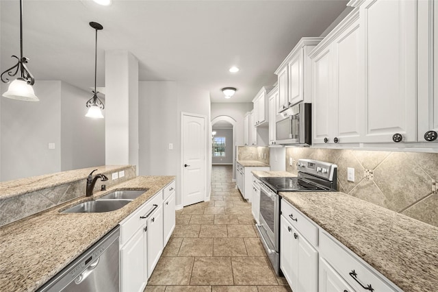 2408 Comal Ct, Royse City, TX 75189 - kitchen with stainless steel appliances, a sink, white cabinets, tasteful backsplash, and recessed lighting
