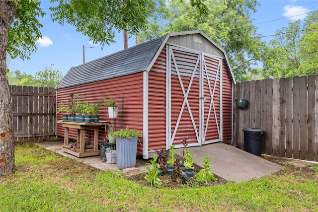 2507 16th St, Brownwood, TX 76801 - view of outdoor structure featuring a fenced backyard