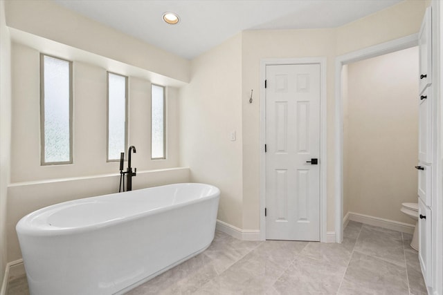 902 Mission Dr, Southlake, TX 76092 - full bath with a freestanding tub, baseboards, toilet, and recessed lighting