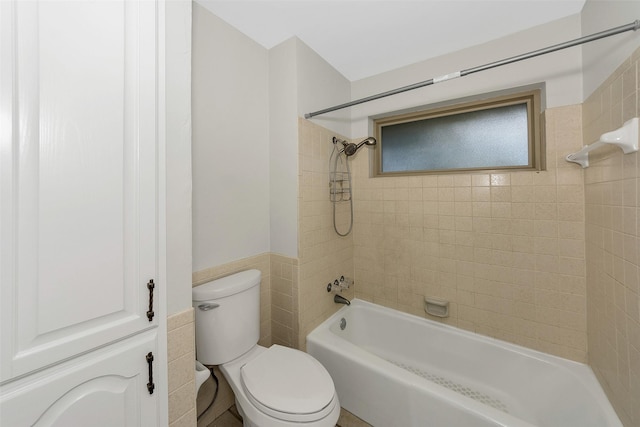 1631 Idlewood Dr, Sherman, TX 75092 - full bath featuring tub / shower combination, toilet, and wainscoting