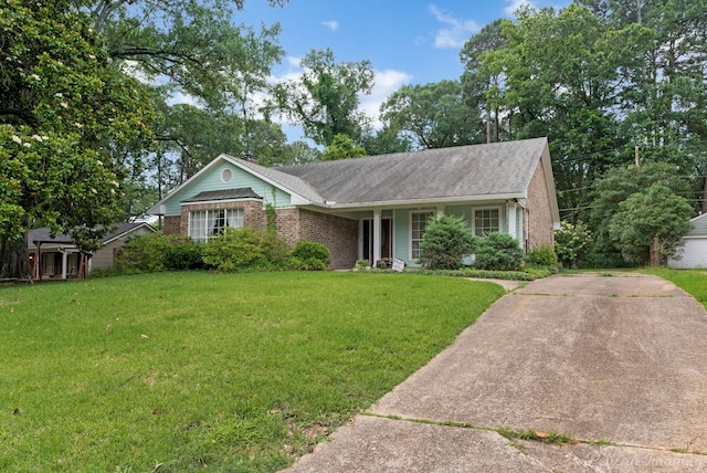 605 Erie St, Shreveport, LA 71106 - ranch-style house featuring brick siding, a front yard, and driveway