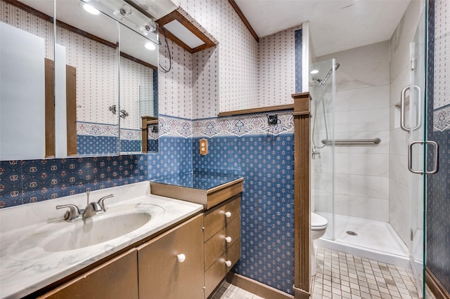 1122 Gloucester Ct N, Irving, TX 75062 - bathroom featuring toilet, a shower stall, vanity, and wallpapered walls