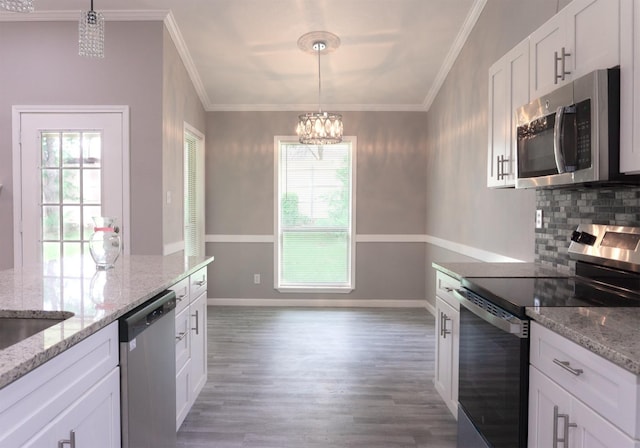 4136 Periwinkle Dr, Fort Worth, TX 76137 - kitchen featuring appliances with stainless steel finishes, a chandelier, light wood-type flooring, white cabinets, and ornamental molding