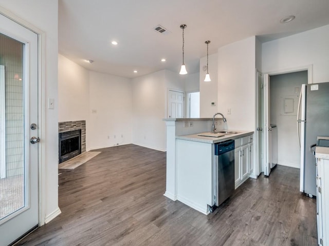 4113 Esters Rd Unit 605, Irving, TX 75038 - kitchen with a sink, stainless steel dishwasher, dark wood-style floors, light countertops, and recessed lighting