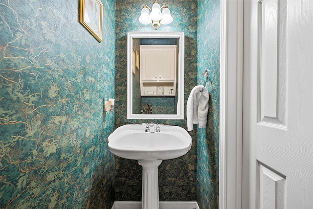 4215 Green Oak Dr, Waco, TX 76710 - bathroom featuring wallpapered walls