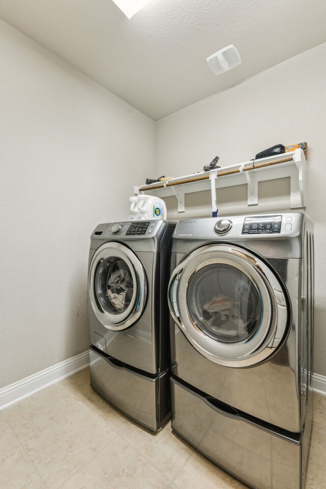 1117 Summer Ln, Mckinney, TX 75071 - laundry area featuring washing machine and clothes dryer and baseboards