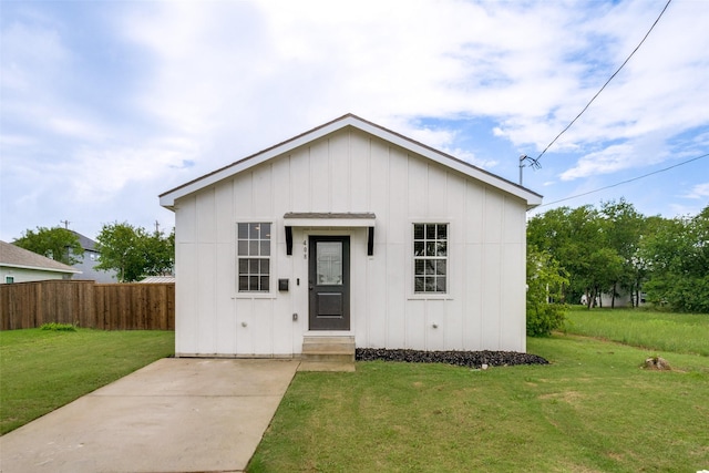 408 Peabody St, Hillsboro, TX 76645 - view of front of house with board and batten siding
