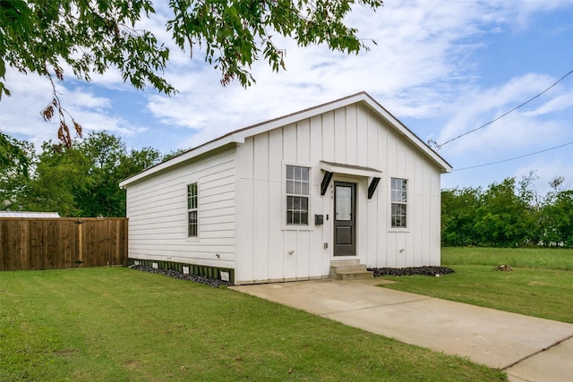 408 Peabody St, Hillsboro, TX 76645 - view of front of property with board and batten siding and entry steps