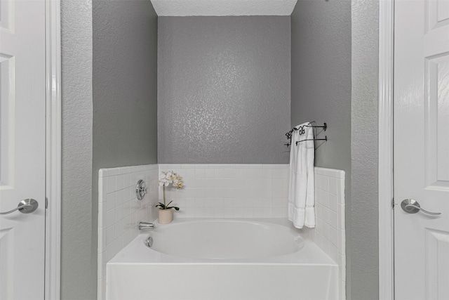 2122 Quail Ridge Dr, Weatherford, TX 76087 - full bath featuring a textured wall and a garden tub