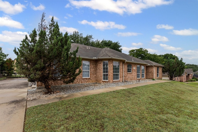2122 Quail Ridge Dr, Weatherford, TX 76087 - view of front of home with a front lawn and brick siding