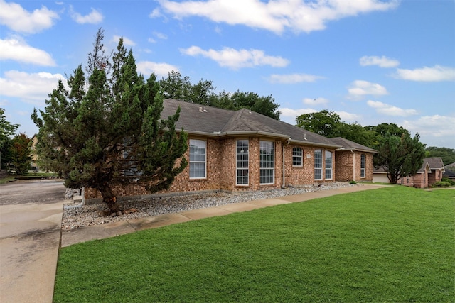 2122 Quail Ridge Dr, Weatherford, TX 76087 - view of front facade with a front yard and brick siding