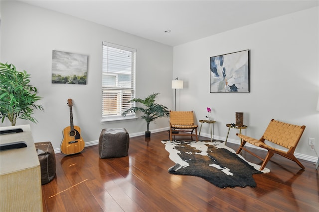 634 N Tyler St, Dallas, TX 75208 - living area featuring hardwood / wood-style floors and baseboards