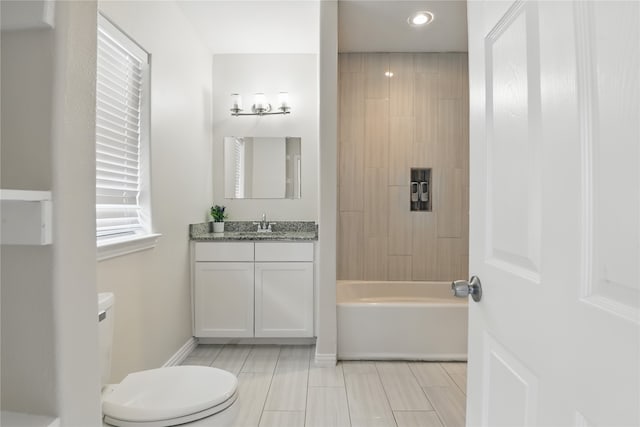 634 N Tyler St, Dallas, TX 75208 - full bathroom with toilet, vanity, recessed lighting, shower / bath combination, and baseboards