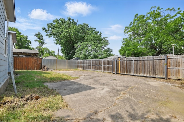 634 N Tyler St, Dallas, TX 75208 - fenced backyard featuring a patio