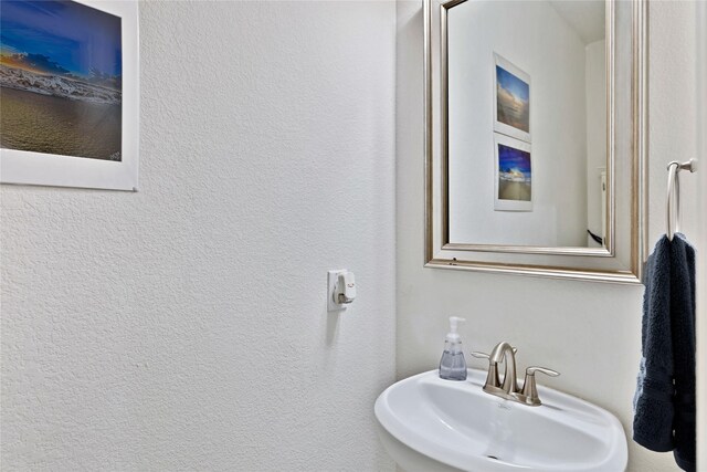 7244 Montosa Trl, Fort Worth, TX 76131 - bathroom featuring a sink and a textured wall