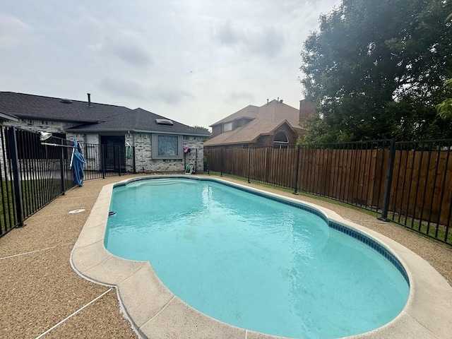 1001 Schrade Trl, Mesquite, TX 75181 - view of pool featuring a fenced backyard
