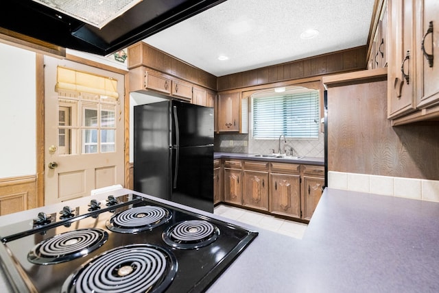 4508 Ramsgate Ct, Arlington, TX 76013 - kitchen featuring freestanding refrigerator, a sink, backsplash, and a textured ceiling