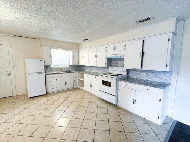 921 Longino St, Sulphur Springs, TX 75482 - kitchen featuring white appliances, a sink, backsplash, under cabinet range hood, and a textured ceiling
