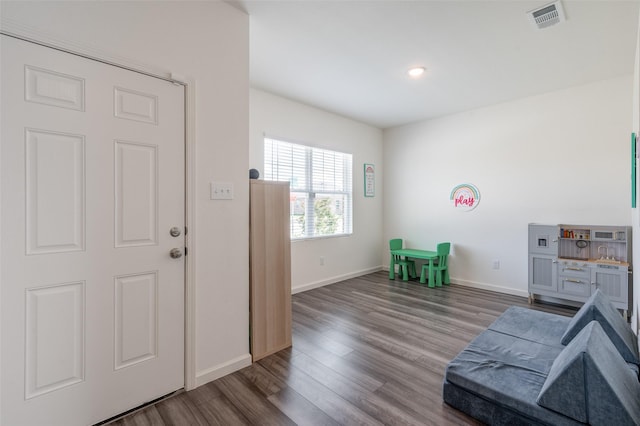 1401 Ancer Way, Fort Worth, TX 76052 - entryway featuring baseboards, wood finished floors, and recessed lighting