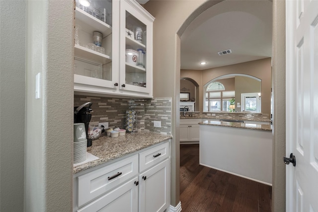 4426 Mineral Creek Trl, Celina, TX 75078 - kitchen featuring arched walkways, tasteful backsplash, glass insert cabinets, white cabinetry, and recessed lighting
