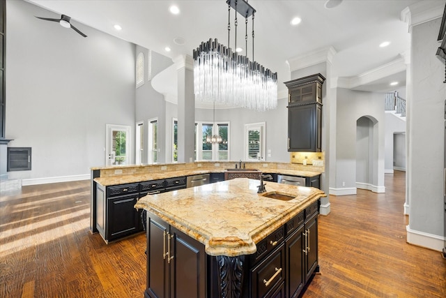 1229 Manchester Dr, Mclendon Chisholm, TX 75032 - kitchen featuring an island with sink, a sink, ornamental molding, plenty of natural light, and baseboards