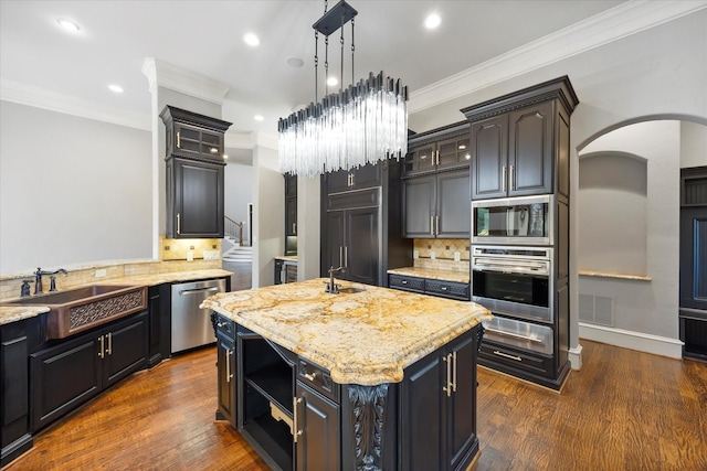 1229 Manchester Dr, Mclendon Chisholm, TX 75032 - kitchen with stainless steel appliances, a warming drawer, a sink, tasteful backsplash, and arched walkways
